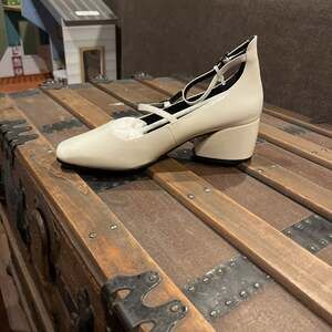 Lisa Vicky Savvy-V Winter White Patent Leather Mary Janes. NIB. Size 8